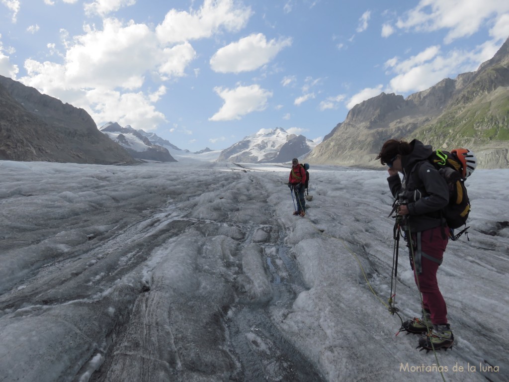Olga y Luis marchando por el Glaciar Aletsch, aparece el Jungfraujoch al fondo en el centro